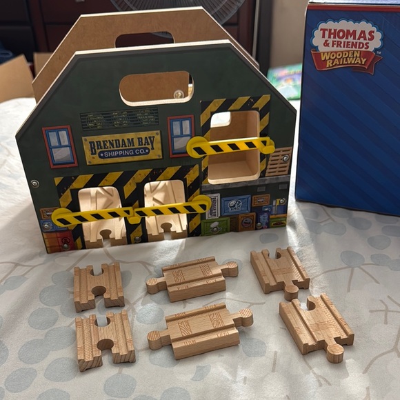 Thomas & Friends Wooden Railway - Brendam Bay Shipping Building & Tracks Bundle - Picture 1 of 16